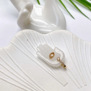 Vergoldete Ringe mit Marquise-Zirkonia auf minimalistischem weißen Keramik-Display