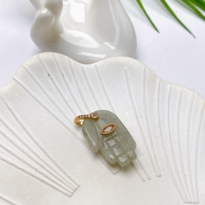 Hamsa Anhänger Halskette aus grünem Naturstein mit bösem Blick und Zirkonia Einlage