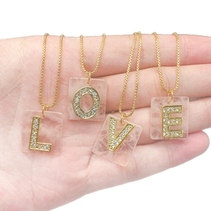 Halsketten-Set mit rosa Steinhängern, goldenen LOVE-Initialen und Kristallbesatz
