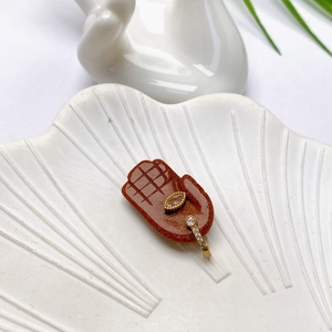 Makroaufnahme von Hamsa Hand Anhänger mit Goldfluss-Stein und funkelndem Zirkonia