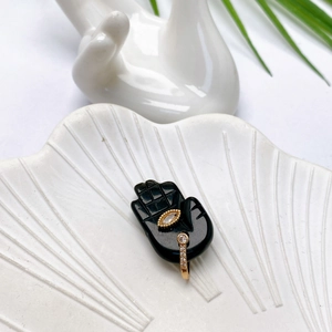 Detailansicht der Hamsa-Hand-Ring mit schwarzem Edelstein und goldener Diamantfassung