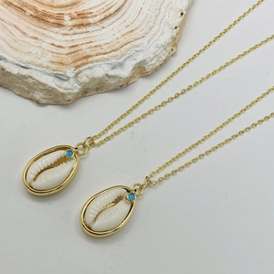 Collana bohémien con conchiglia dorata e pietra blu su sfondo bianco puro
