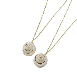 Collana con ciondolo in conchiglia naturale e catena dorata in stile mare spiaggia