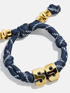 Makroaufnahme vom marineblauen geflochtenen Trikotnummer-Armband mit goldenem Anhänger 59