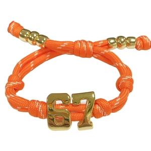 Detail eines orangefarbenen Flechtarmbands mit goldener Nummer 67 und verstellbaren Perlen