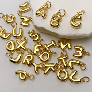 Colgantes de letras 3D en cobre chapado en oro para collares y pulseras modernas