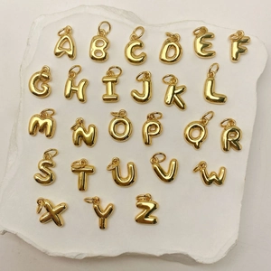 Set de 26 colgantes de letras del alfabeto en 3D dorado con anillos de enganche