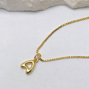 Primer plano detallado del colgante de letra burbuja chapado en oro 18K con cadena fina