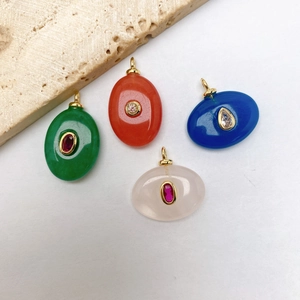 Pendentifs ovales vintage en pierre naturelle avec zircons en vert, bleu, rouge et rose