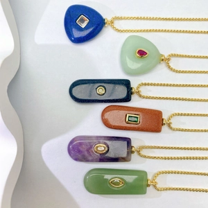 Détails de pendentifs en pierre naturelle rétro avec incrustation de zircone colorée