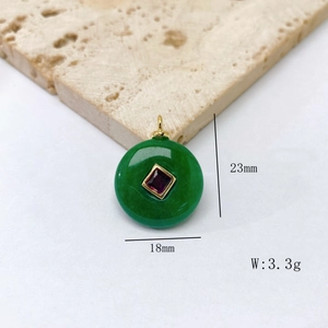 Pendentif rond en pierre naturelle verte avec zircon rouge, vue détaillée de 18mm