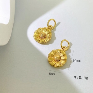 Detailansicht der 8 mm kleinen Gänseblümchen-Metallanhänger mit Goldbeschichtung