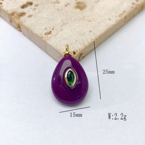 Vue détaillée du pendentif goutte violette avec dimensions 25mm de haut et 15mm de large