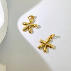 Detailansicht goldener Blumenanhänger mit funkelnden Zirkonia-Steinen für Halsketten