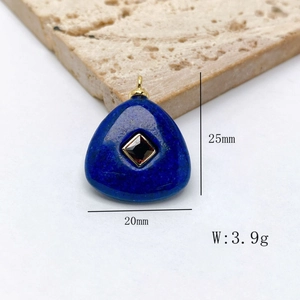 Détail du pendentif en lapis-lazuli avec dimensions 25x20mm et marquage du poids 3,9g