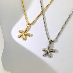 Elegante goldene und silberne Halskette mit fünfblättrigem Blumenanhänger für Damen