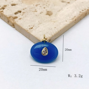 Détail du pendentif ovale en pierre naturelle bleue avec zircon et plaquage en or