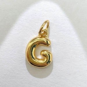 Colgante de letra G dorada pulida con superficie lisa y fianza circular para collares