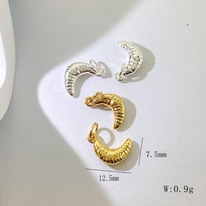 Detaillierte Größenansicht von Gold- und Silber-Croissant-Anhängern mit 12,5 mm Längenmaß