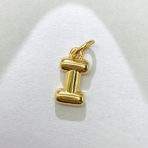 Colgante de letra I burbuja dorada pulida con acabado espejo y anillo de enganche