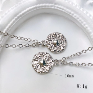 Macro detail of 10mm sunburst zircon pendant with 1g weight specification shown
