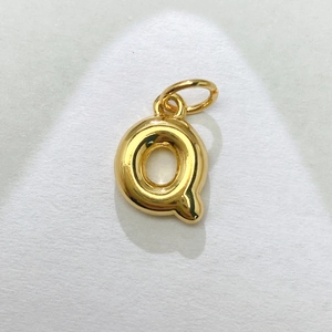 Vista detallada del colgante con letra Q de burbuja 3D en acabado dorado pulido