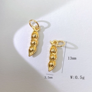 Detailansicht zweier goldener Erbsenschoten-Anhänger mit Maßangaben von 13 mm Länge