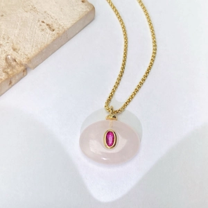 Détail du pendentif en quartz rose avec incrustation de pierre fuchsia et chaîne or