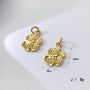 Detailansicht des 13mm Goldblütenanhängers mit feiner Blütenblattstruktur und 0,6g Gewicht