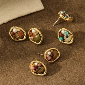Pendientes vintage de piedra natural con diseños orgánicos irregulares de metal dorado