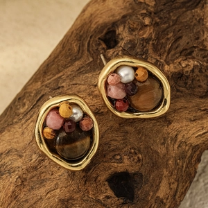 Pendientes vintage dorados garra de gato con piedras ojo de tigre y perlas