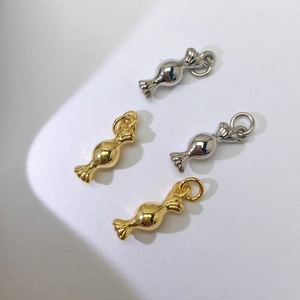 Detailansicht der bonbonförmigen Kupferanhänger in Gold- und Silberplattierung