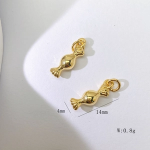 Makroaufnahme goldener Metallanhänger in Bonbonform mit Details zu 14mm Größe und 0,8g Gewicht