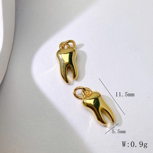 Detaillierte Makroansicht des 11,5 mm goldenen Zahnanhängers mit seinen Abmessungen