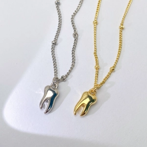 Minimalistische polierte Zahnanhänger-Halsketten in Gold und Silber mit Perlenketten