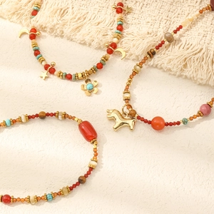 Conjunto de collares de cuentas exóticas con piedras rojas y dijes de caballo