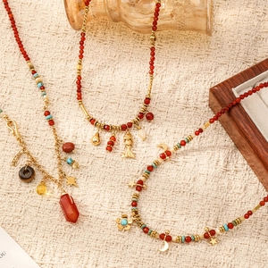 Collar de estilo étnico con cuentas de ágata roja, turquesa y colgante de pez dorado fino