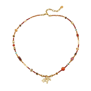 Collar de Año Nuevo rojo con cuentas de piedra natural y colgante de caballo dorado