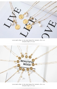 Dettaglio della collana zodiaco in oro 18K con perla bianca e texture a catena con sfere