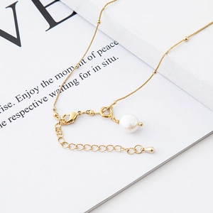 Collana in ottone placcato oro 18K con perline delicate e pendente di perla bianca
