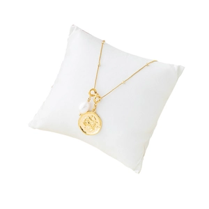 Collana in ottone dorato 18K con ciondolo Sagittario ed elegante perla ovale bianca