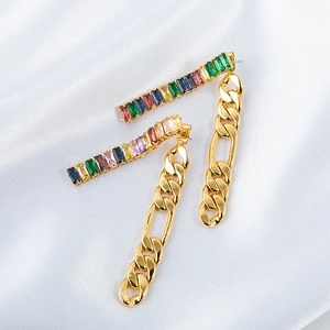Elegantes pendientes dorados con circonitas de colores y borlas de cadena Figaro