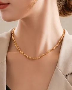 Nahaufnahme einer goldenen Rolo-Kette mit runden Gliedern und polierter Oberfläche