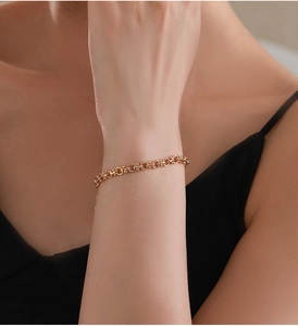 Nahaufnahme eines minimalistischen Goldketten-Armbands mit zarten Gliedern am Handgelenk