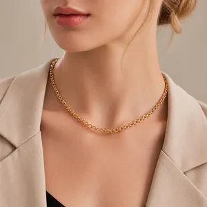 Minimalistische vergoldete Messingkette im kurzen Halskettenstil an einem Model gezeigt