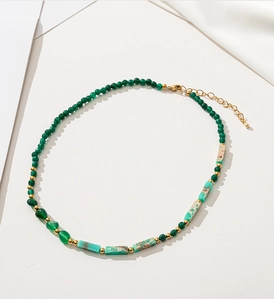 Detalle de collar con cuentas de aventurina verde natural y espaciadores dorados finos