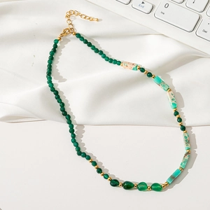 Collar de cuentas de aventurina verde natural con detalles dorados sobre seda blanca suave