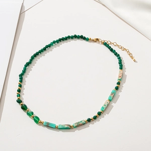 Collar bohemio de cuentas de aventurina verde con piedras geométricas y detalles dorados