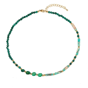 Collar de cuentas de aventurina verde natural con piedras geométricas y cierre dorado