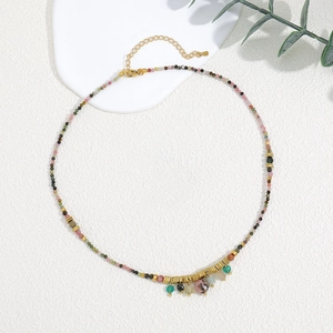 Collar bohemio hecho a mano con piedras naturales y colgantes de borlas doradas